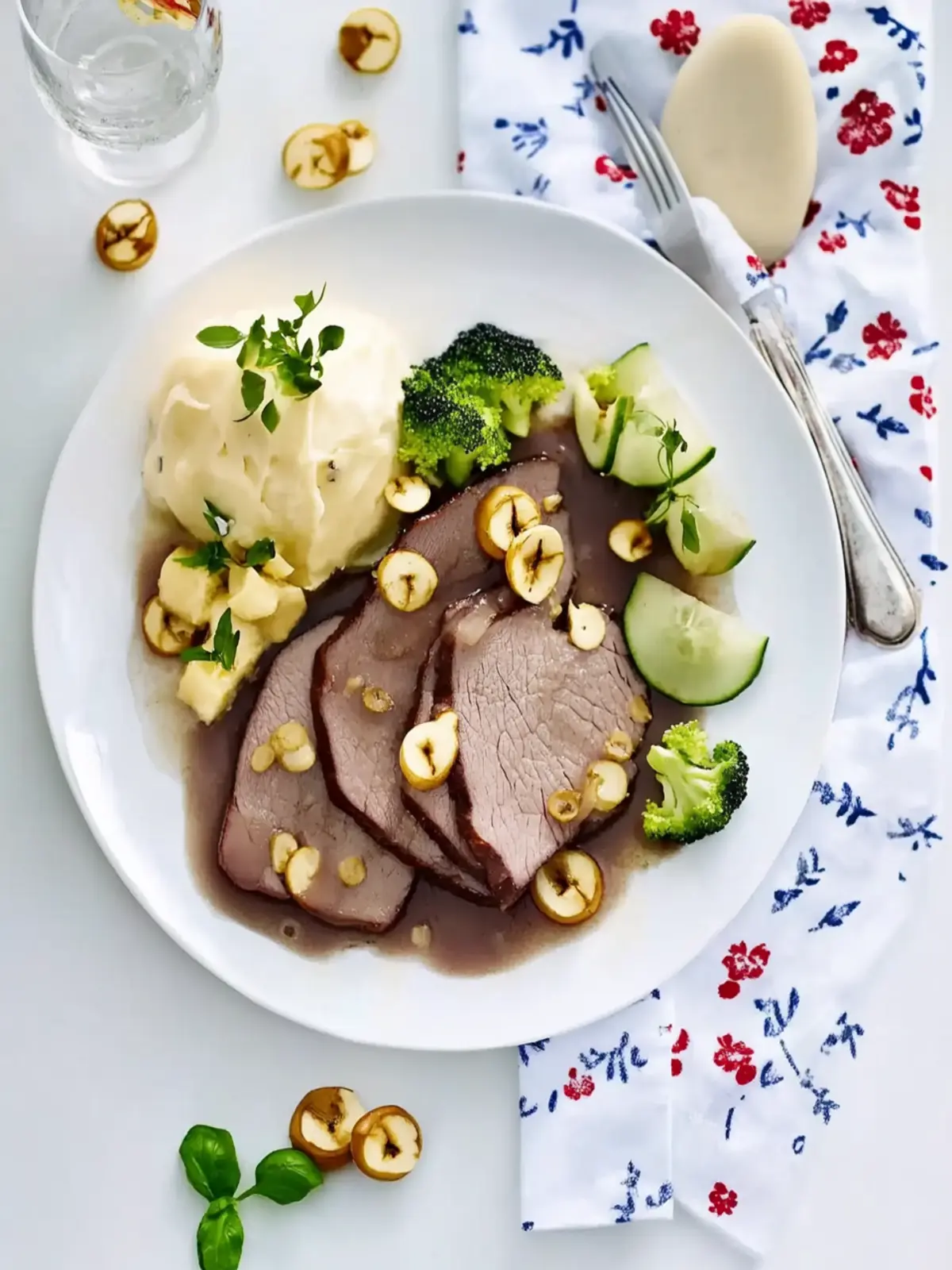 Sauerbraten mit Lebkuchensoße und Serviettenknödel