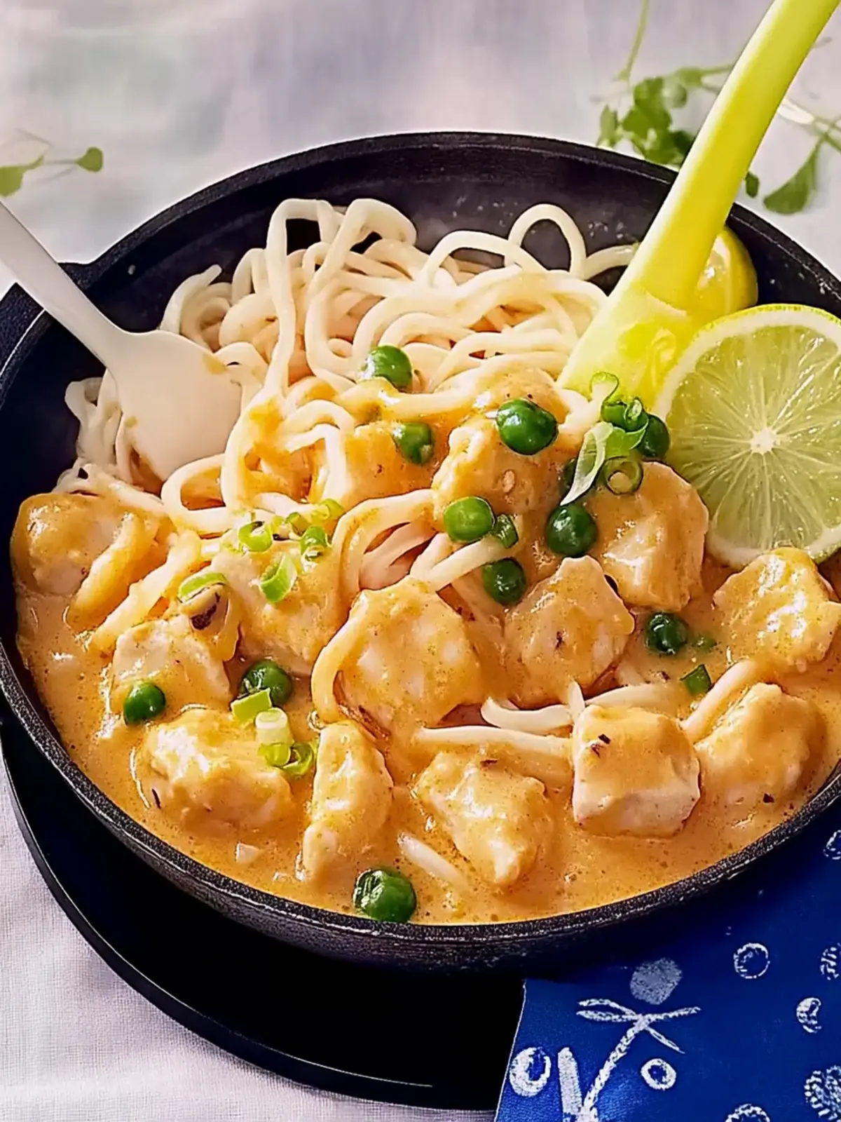 Hähnchenfilet in Saté-Soße mit Udon-Nudeln