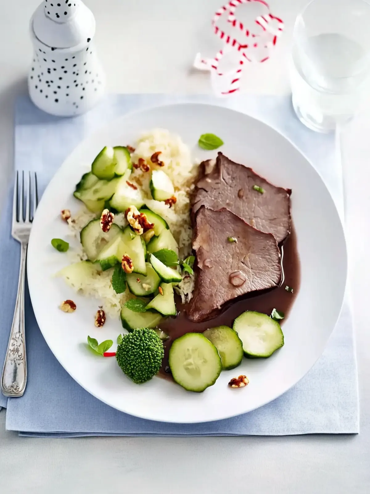 Sauerbraten mit Lebkuchensoße und Serviettenknödel