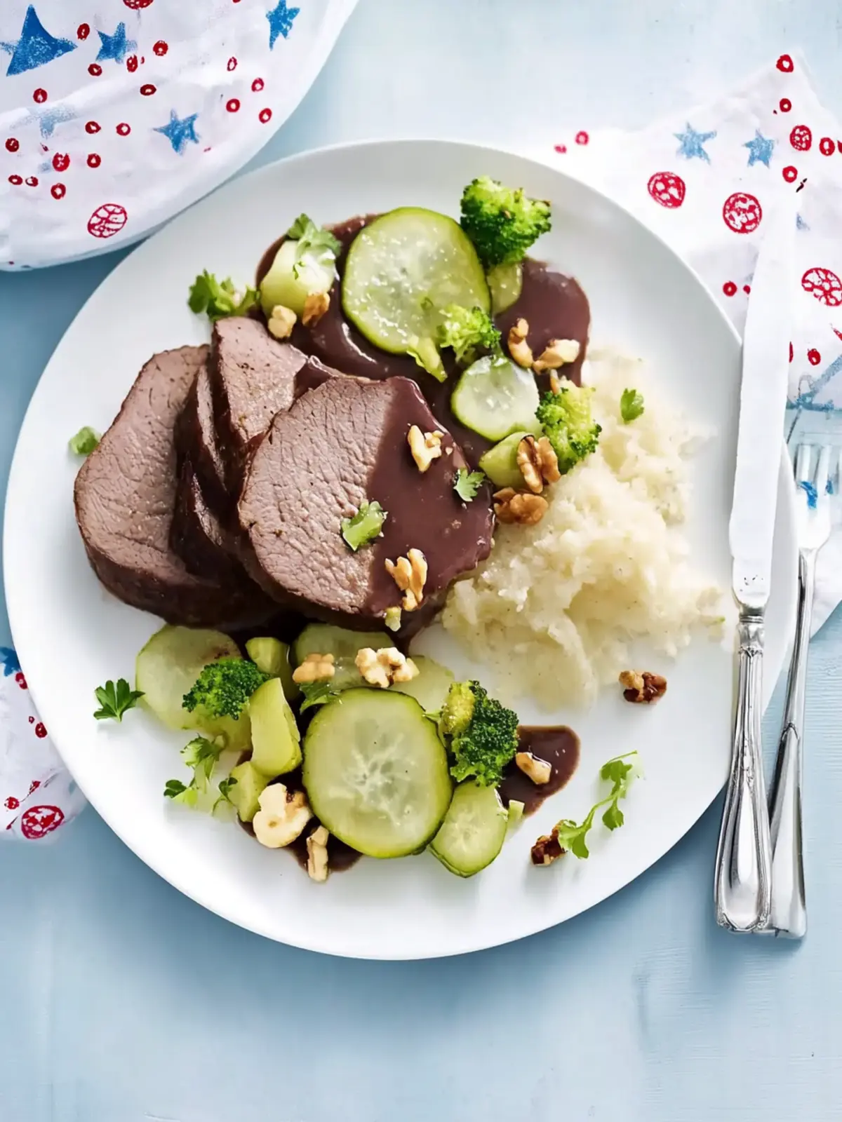 Sauerbraten mit Lebkuchensoße und Serviettenknödel