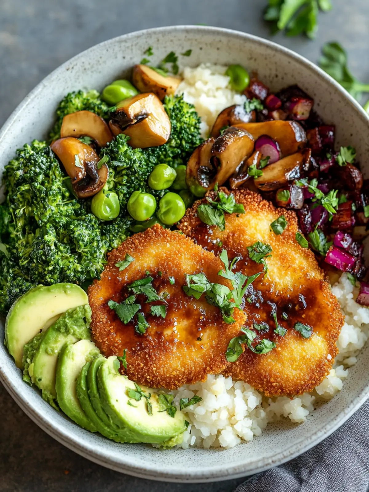 Vegane Schnitzel-Bowl mit Pilzsoße