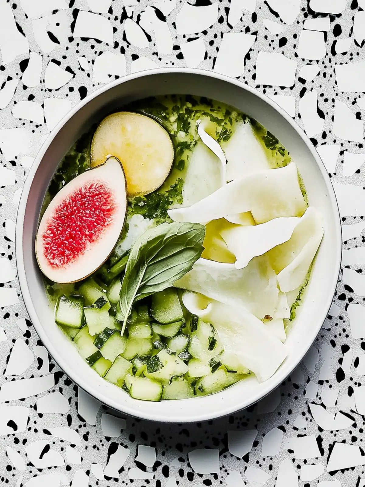 Gehobelter Kohlrabi mit zerdrückter Avocado