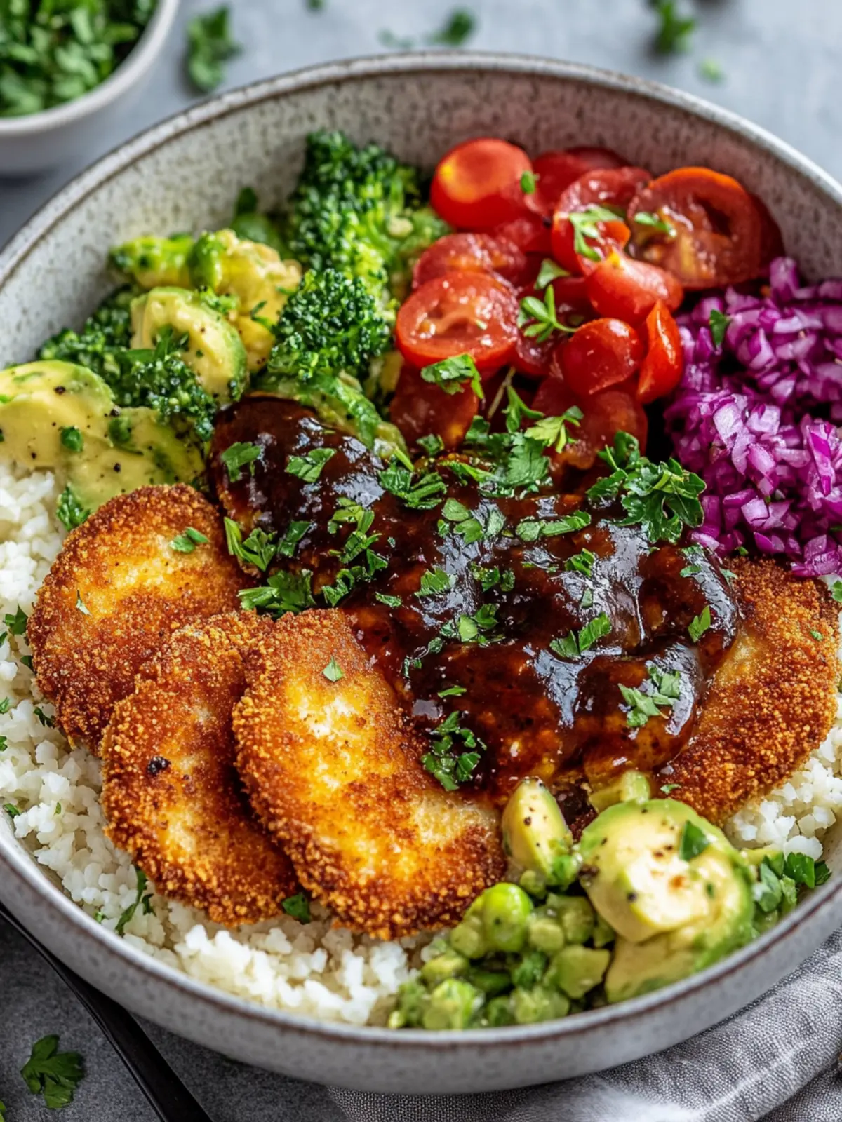 Vegane Schnitzel-Bowl mit Pilzsoße