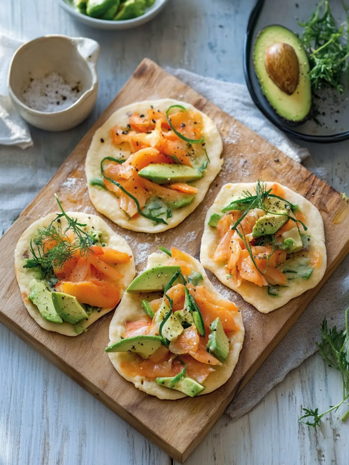 Fladenbrote mit Lachs und Avocado