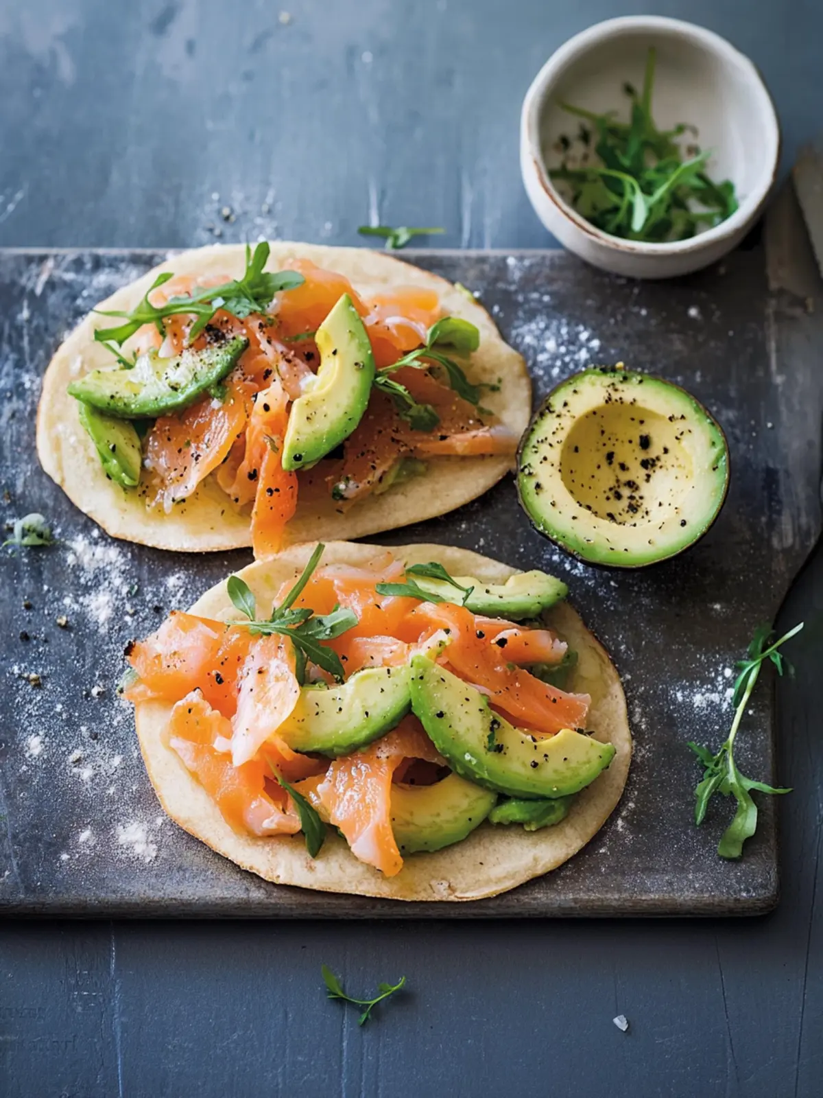 Fladenbrote mit Lachs und Avocado