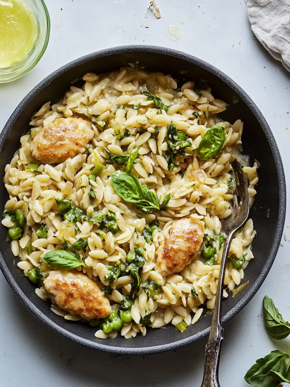Hähnchen aus einer Pfanne mit buttrigen Orzo