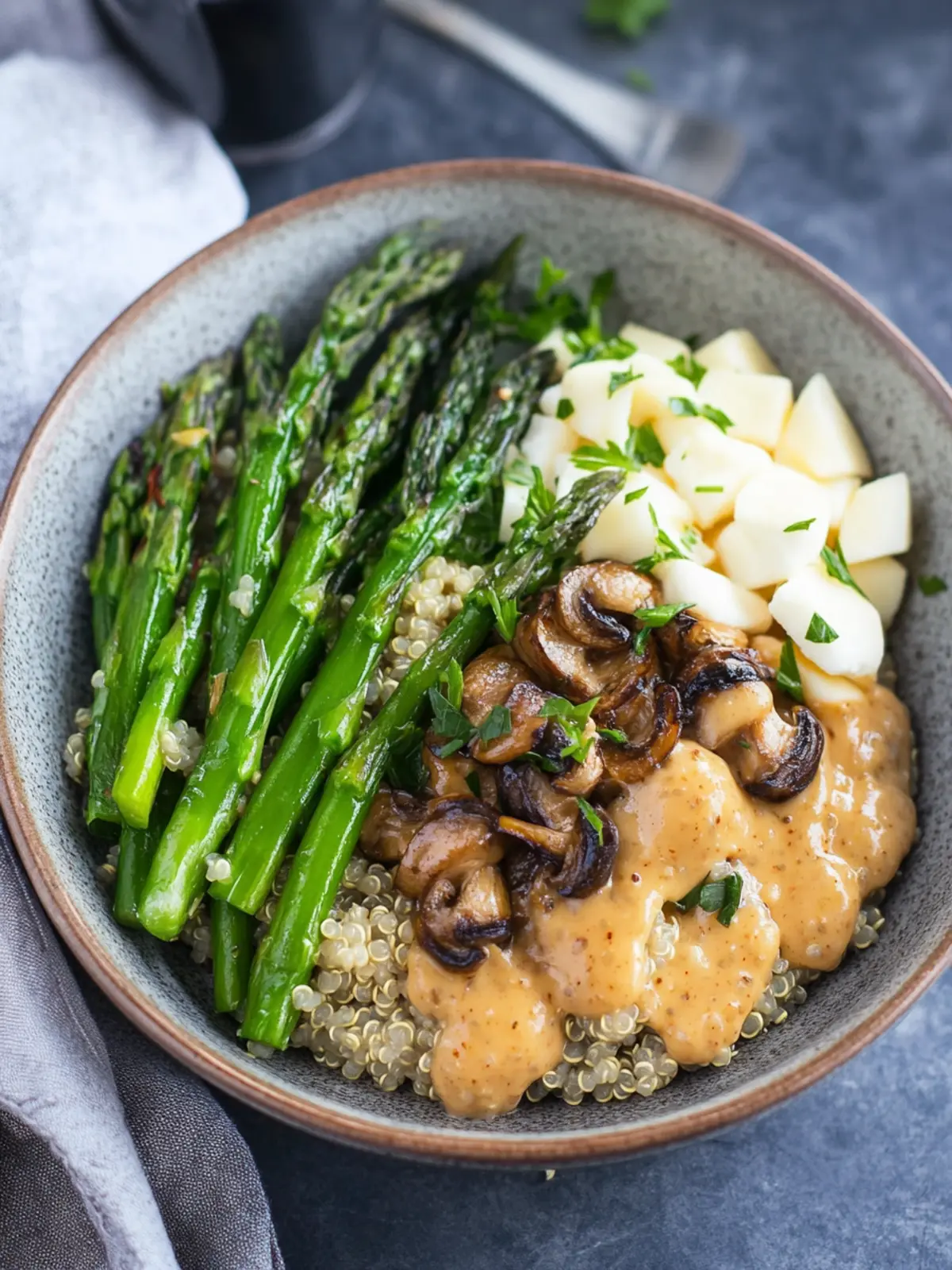 Quinoa-Schüssel mit Spargel und Pilzen