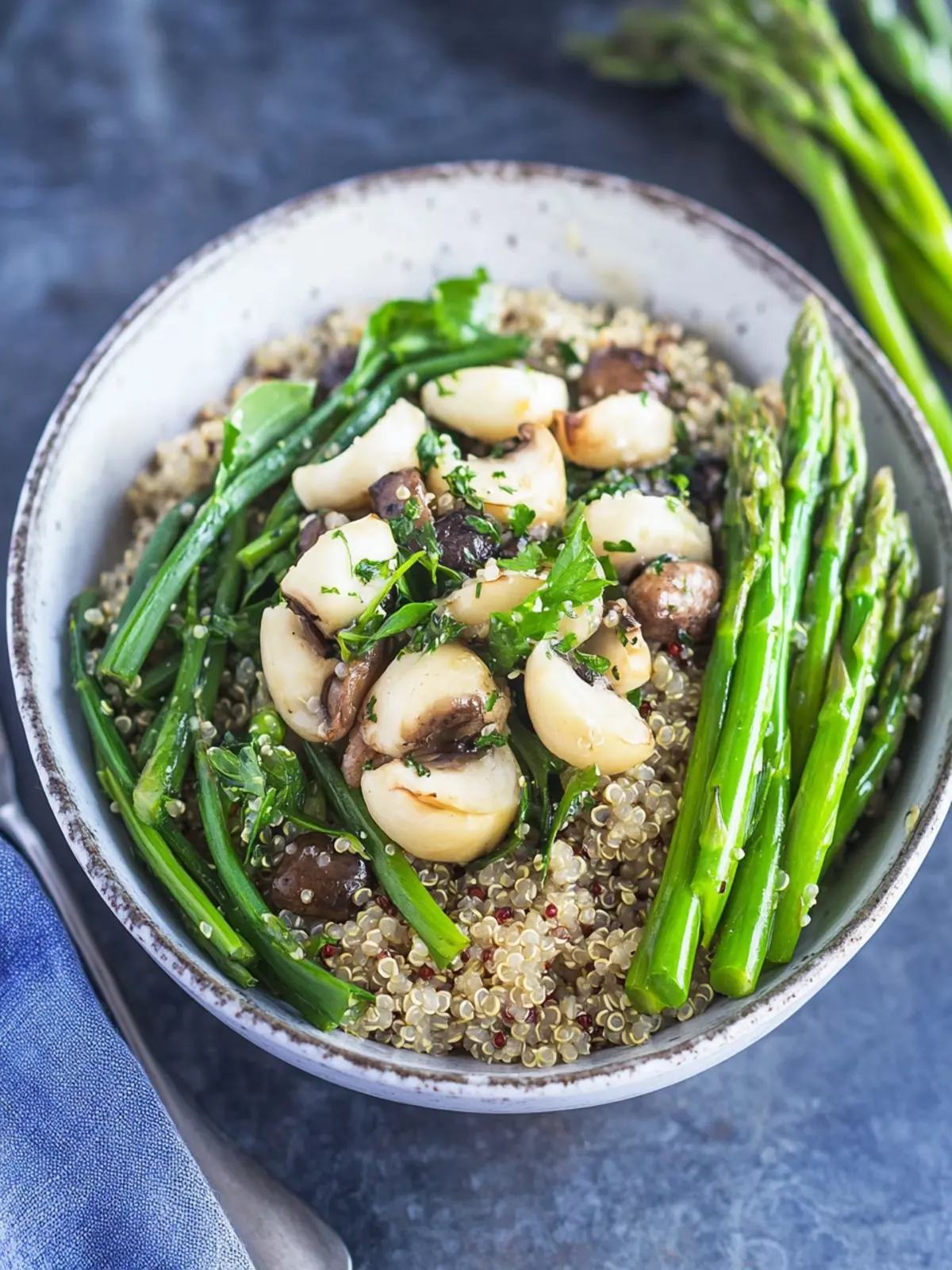Quinoa-Schüssel mit Spargel und Pilzen